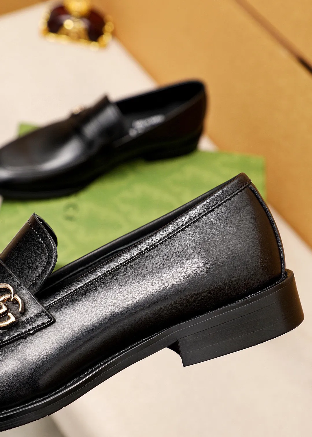 Men's shoes 💰400 💐 Product trademark: GUCCI "Gucci" casual leather shoes Regular size: 39-44 (38.45.46🉑️Customized) Product materials: Selected imported first-layer calfskin upper + luxury hardware buckle, imported 🐑 sheepskin lining. Strong three-dimensional visual effect, combined outsole Color: 2⃣️colors available